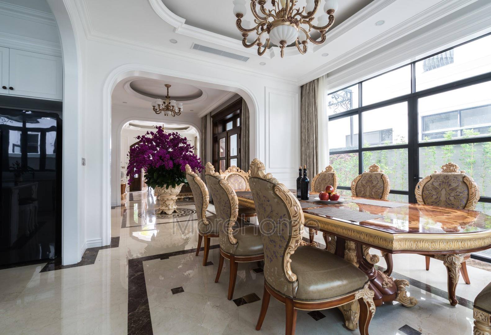 Khu vực bàn ghế ăn được đặt tại vị trí trung tâm đón trực tiếp ánh sáng tự nhiên, giúp tiết kiệm nhiên liệu chiếu sáng Cách bố trí bộ bàn ghế ăn đúng điệu nhất dành cho mọi không gian