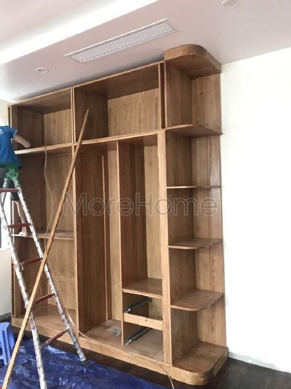 Mẫu tủ quần áo gỗ cao cấp với thiết kế kịch trần kếp hợp kệ trang trí mang đến vẻ đẹp sang trọng cho căn phòng gia chủ
